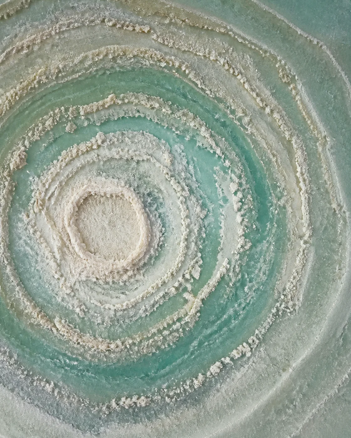 青绿潮线：同心蒸发结晶环 / Teal Tide Lines: Concentric Evaporation Rings