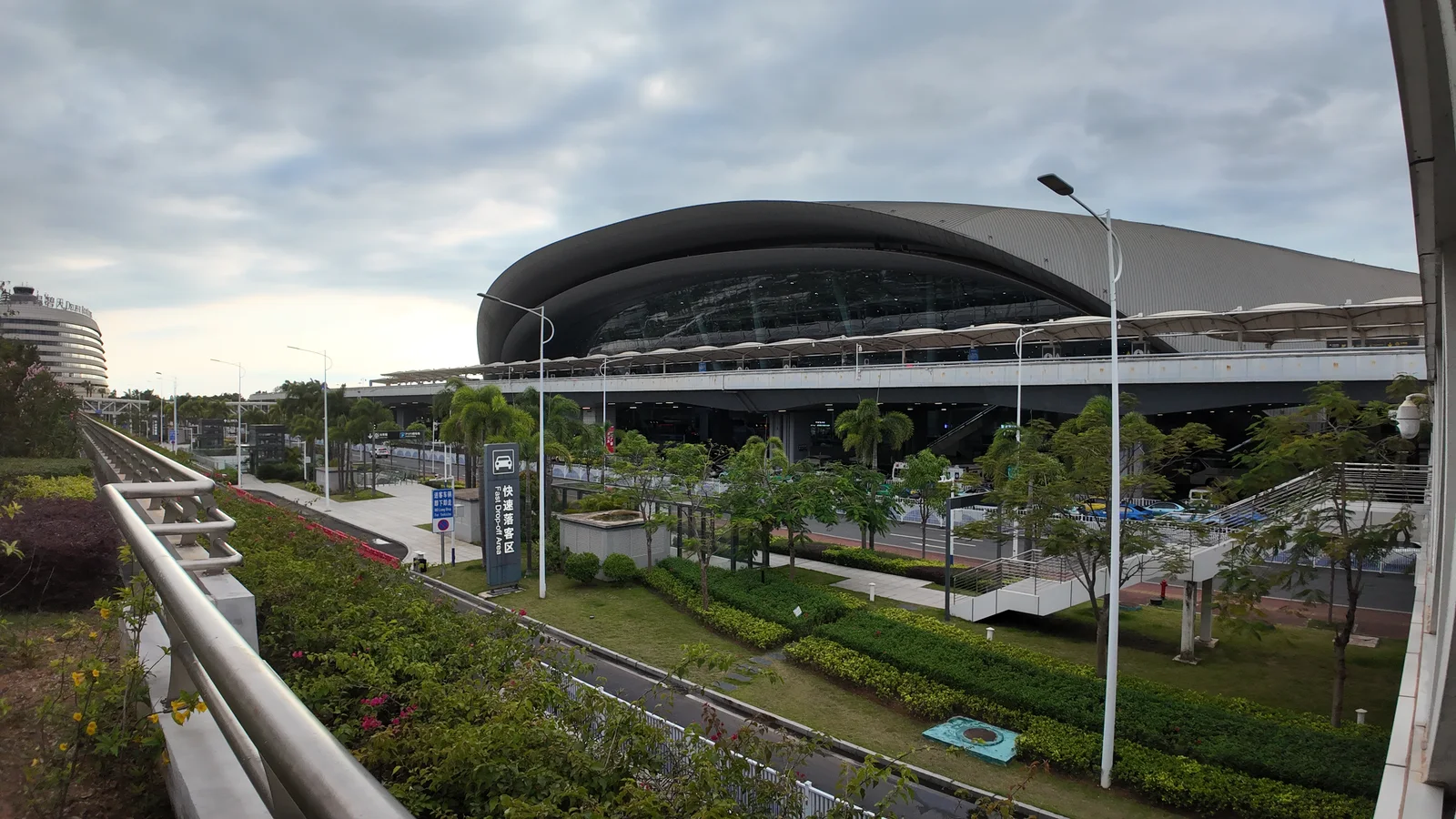南宁机场｜弧形航站楼与道路全景