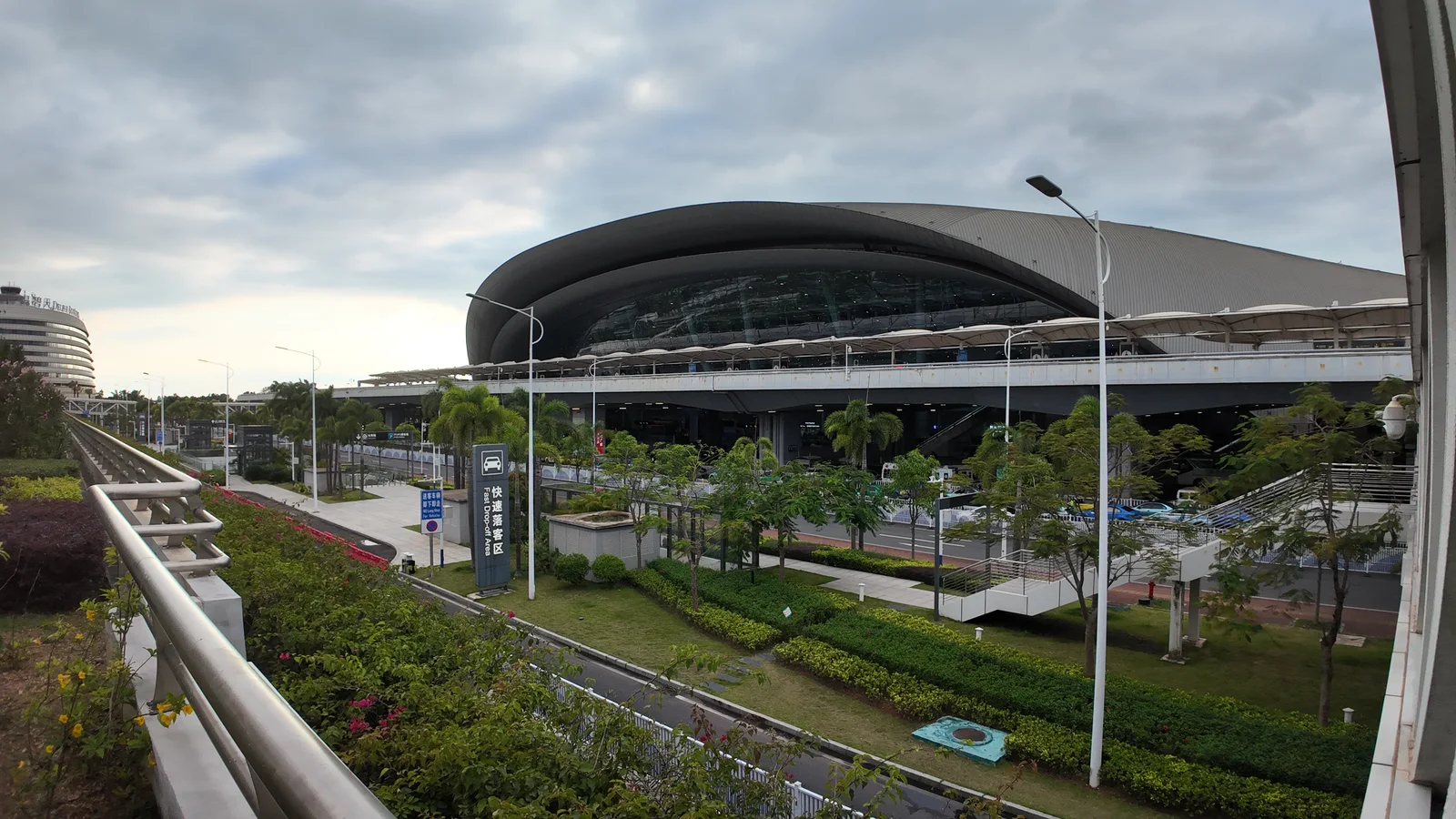 南宁机场｜航站楼弧顶与绿化步道