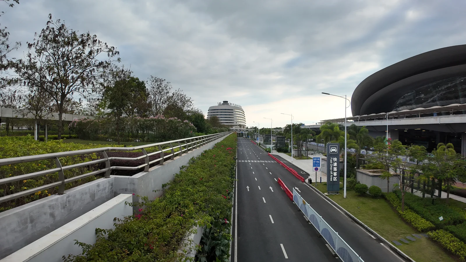 南宁机场｜航站楼旁的纵深道路