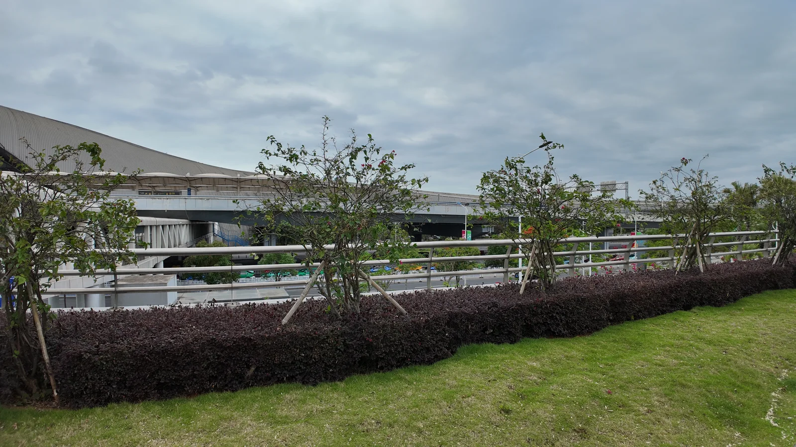 南宁机场｜草坪步道与航站楼外景