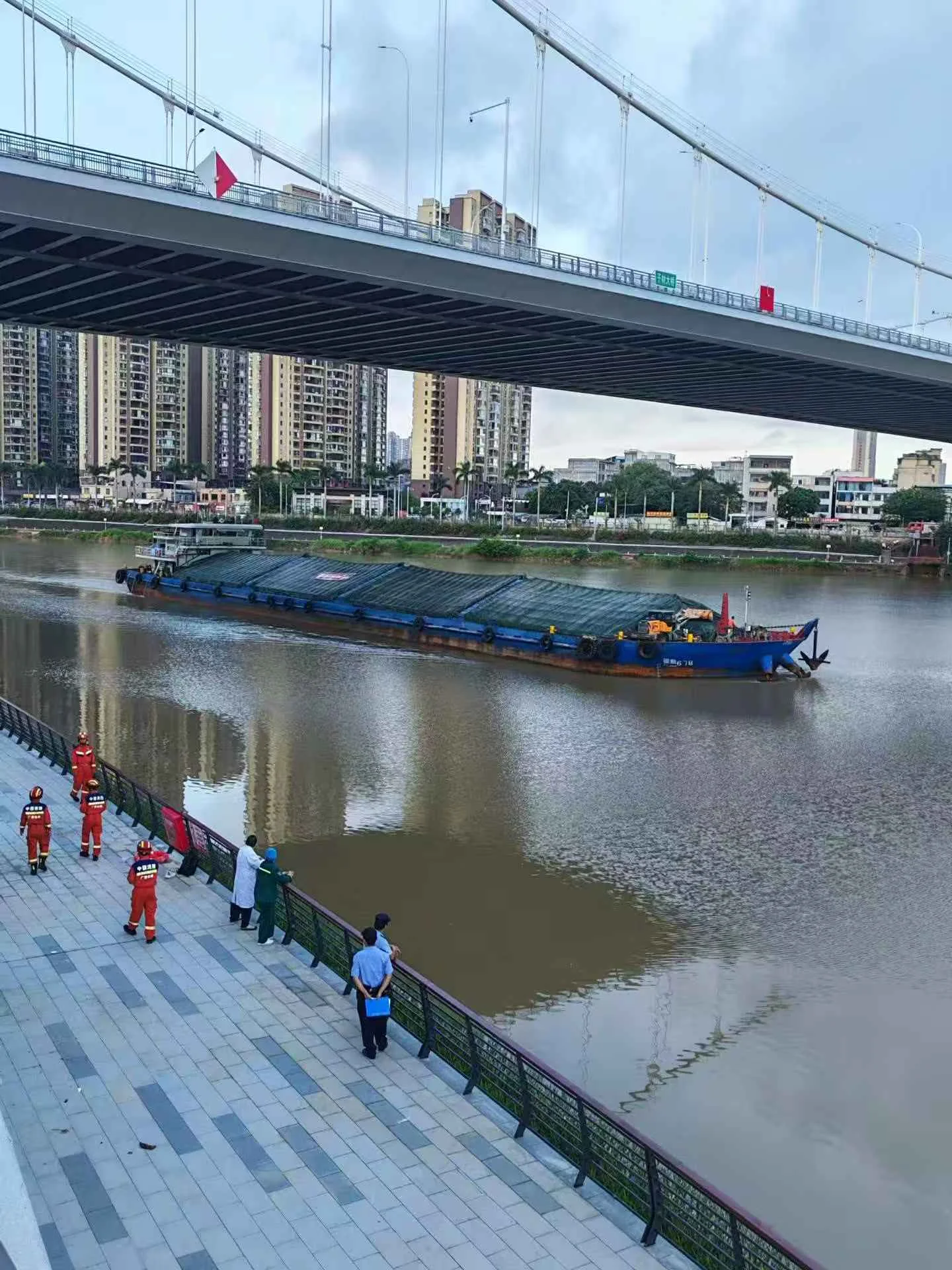 平陆运河｜桥下货船与城市河岸