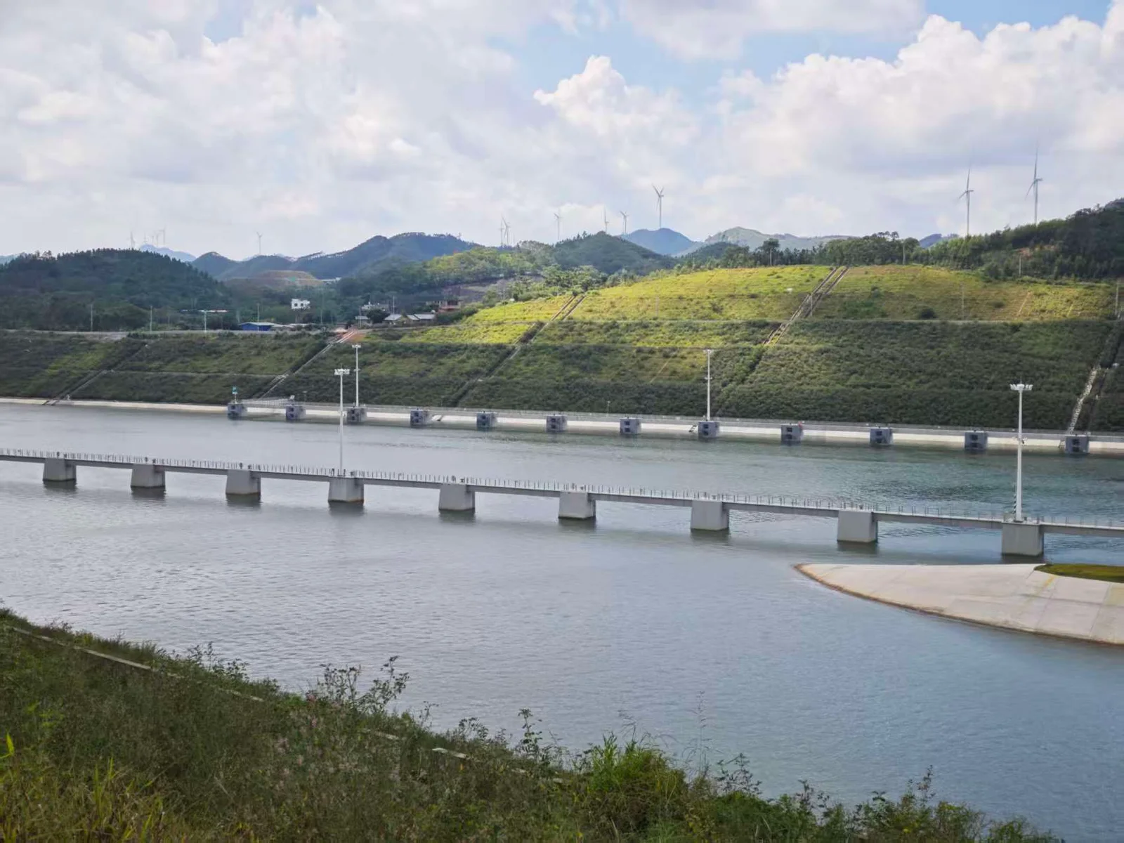 平陆运河｜航道水面与远山风机